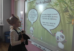 Hania odczytuje informacje o pandzie.
